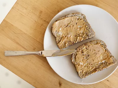 Toast with peanut butter.