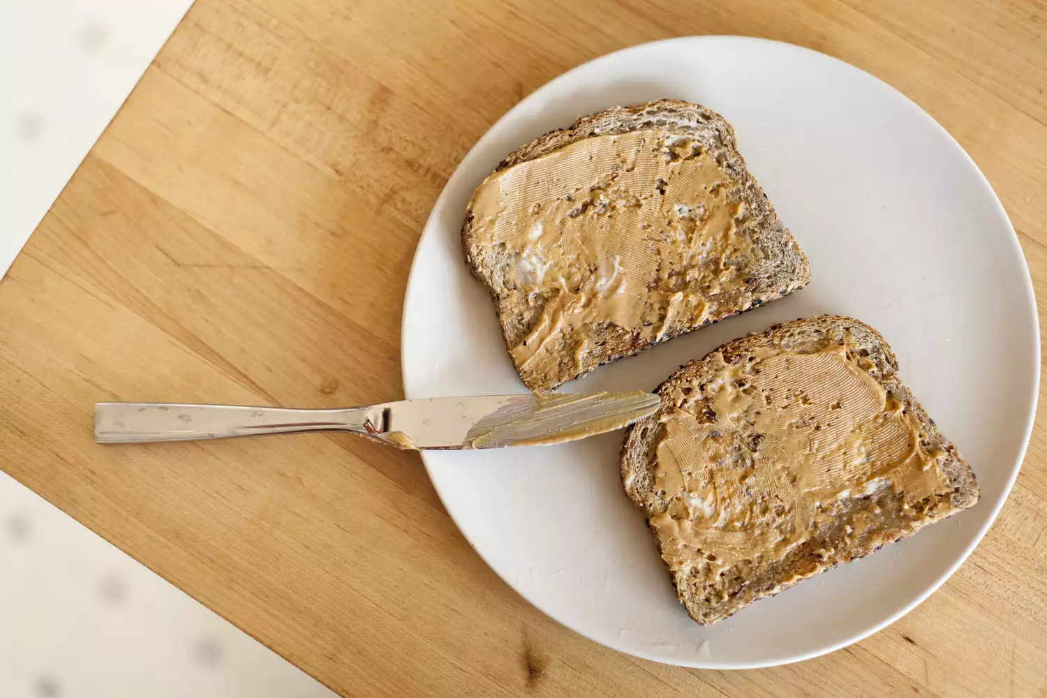 Toast with peanut butter.