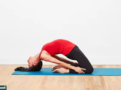 woman doing little thunderbolt pose
