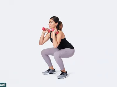 woman doing hammer curl power squat