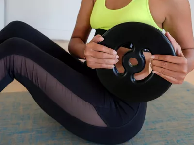 woman doing oblique twist