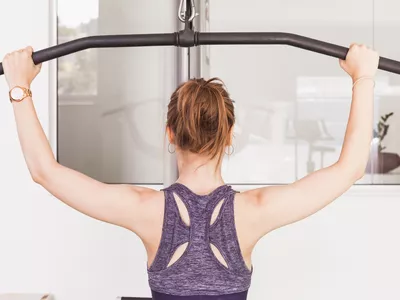 woman performing a lat pulldown
