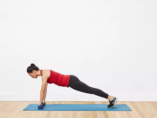 woman doing plank upright row
