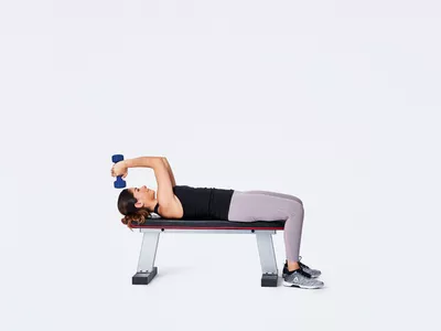 woman doing skull crusher