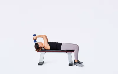 woman doing skull crusher