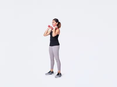 woman doing hammer curl