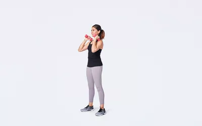woman doing hammer curl