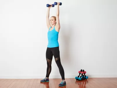 woman doing overhead squat press