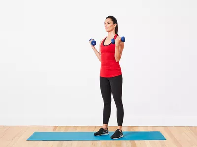 woman doing a bicep curl