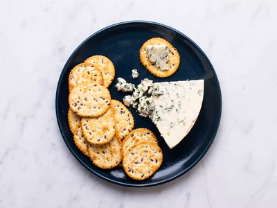 Blue cheese on a plate with crackers