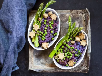Shirataki noodles, peas, asparagus, star-shaped tofu
