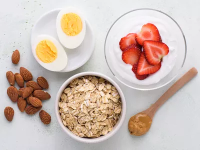 foods to eat before a run including oatmeal, peanut butter, almonds, hard-boiled eggs, and yogurt with fruit