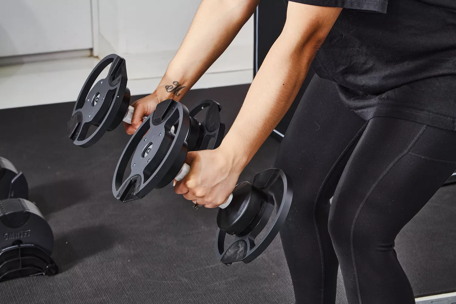 Hands lifting Nuobell Adjustable Dumbbells