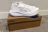 The Asics Men's GEL-NIMBUS 27 sneakers posed on their box
