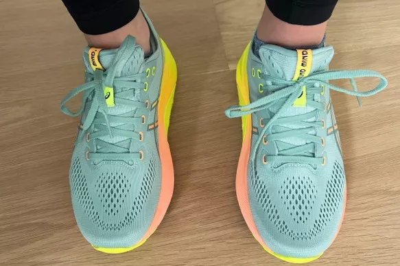 Person wears Asics Gel-Kayano 31 standing on floor