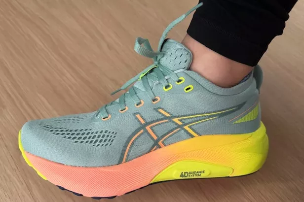Person wears Asics Gel-Kayano 31 and looking into the design
