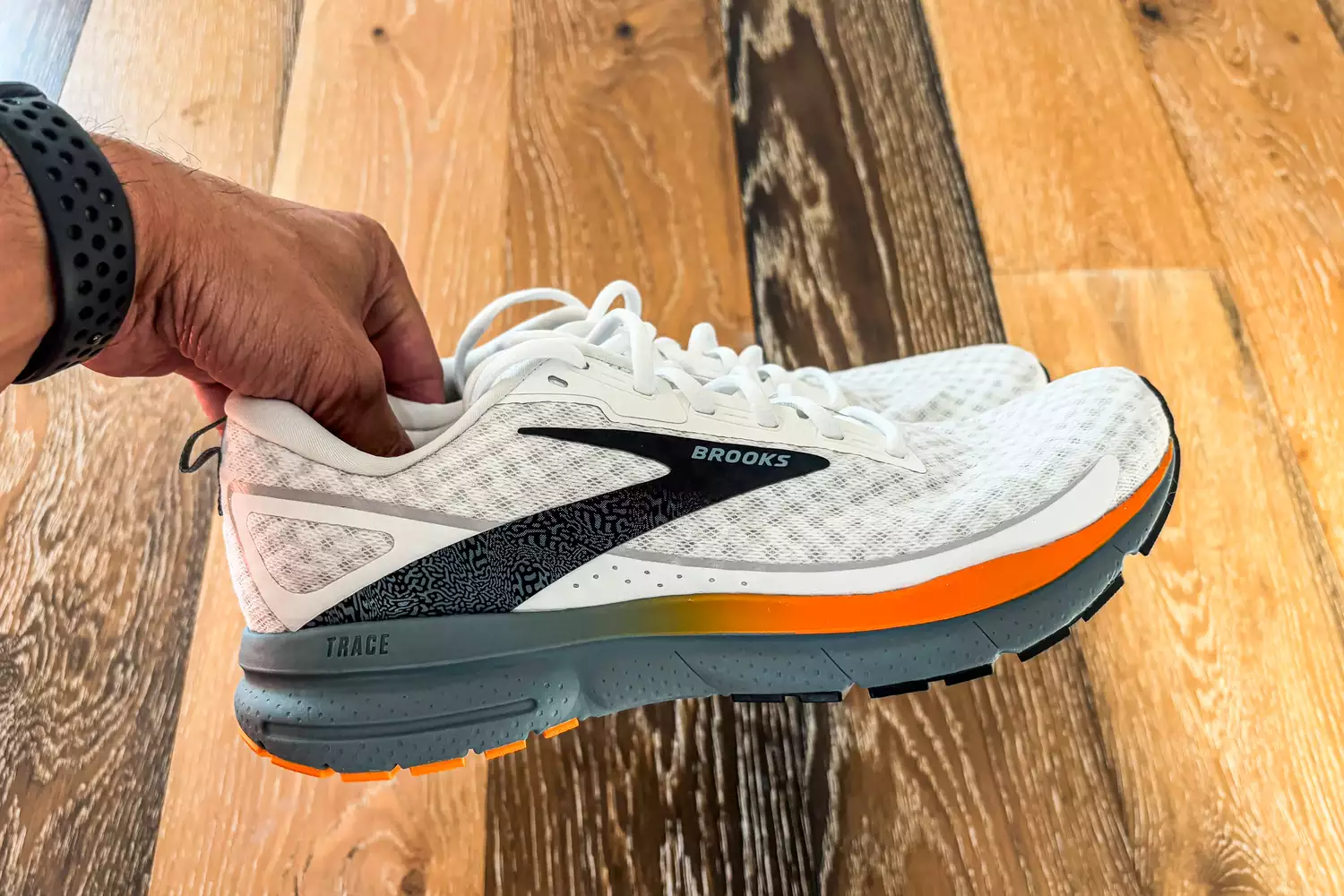 Person holding Brooks Trace 3 - Men