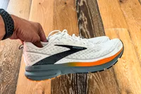 Person holding Brooks Trace 3 - Men