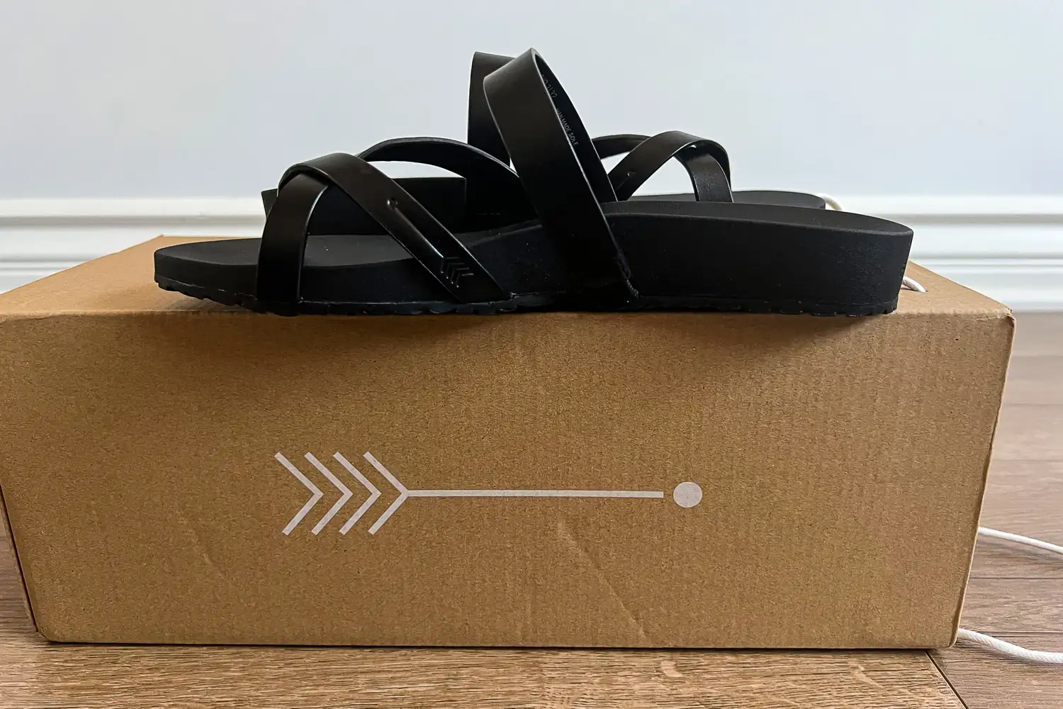 A side view of the Frankie4 Women's Isla Slide