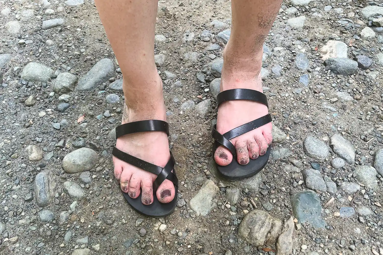 A person wears the Frankie4 Women's Isla Slides on a beach