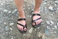 A person wears the Frankie4 Women's Isla Slides on a beach