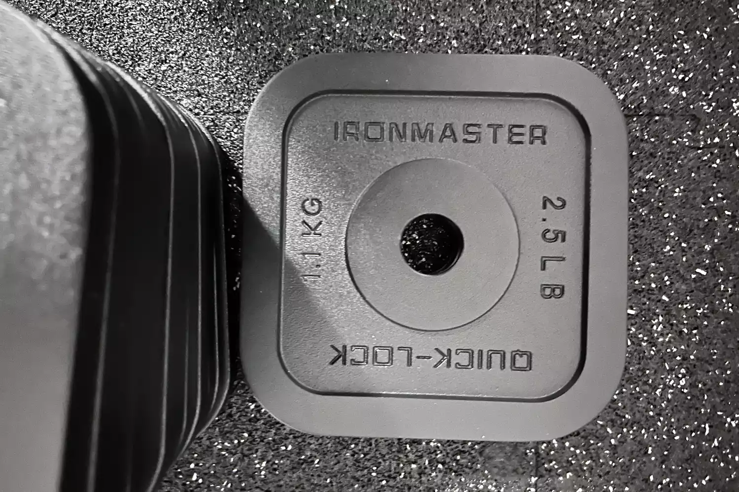 The information on a Ironmaster Quick-Lock 75 lb Adjustable Dumbbell System Set weight