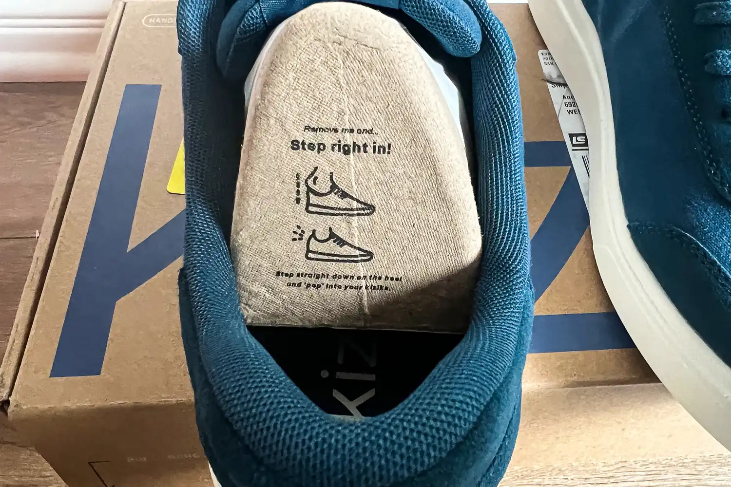 The instructions printed on the Kizik Men's Prague 2 Sneaker forms