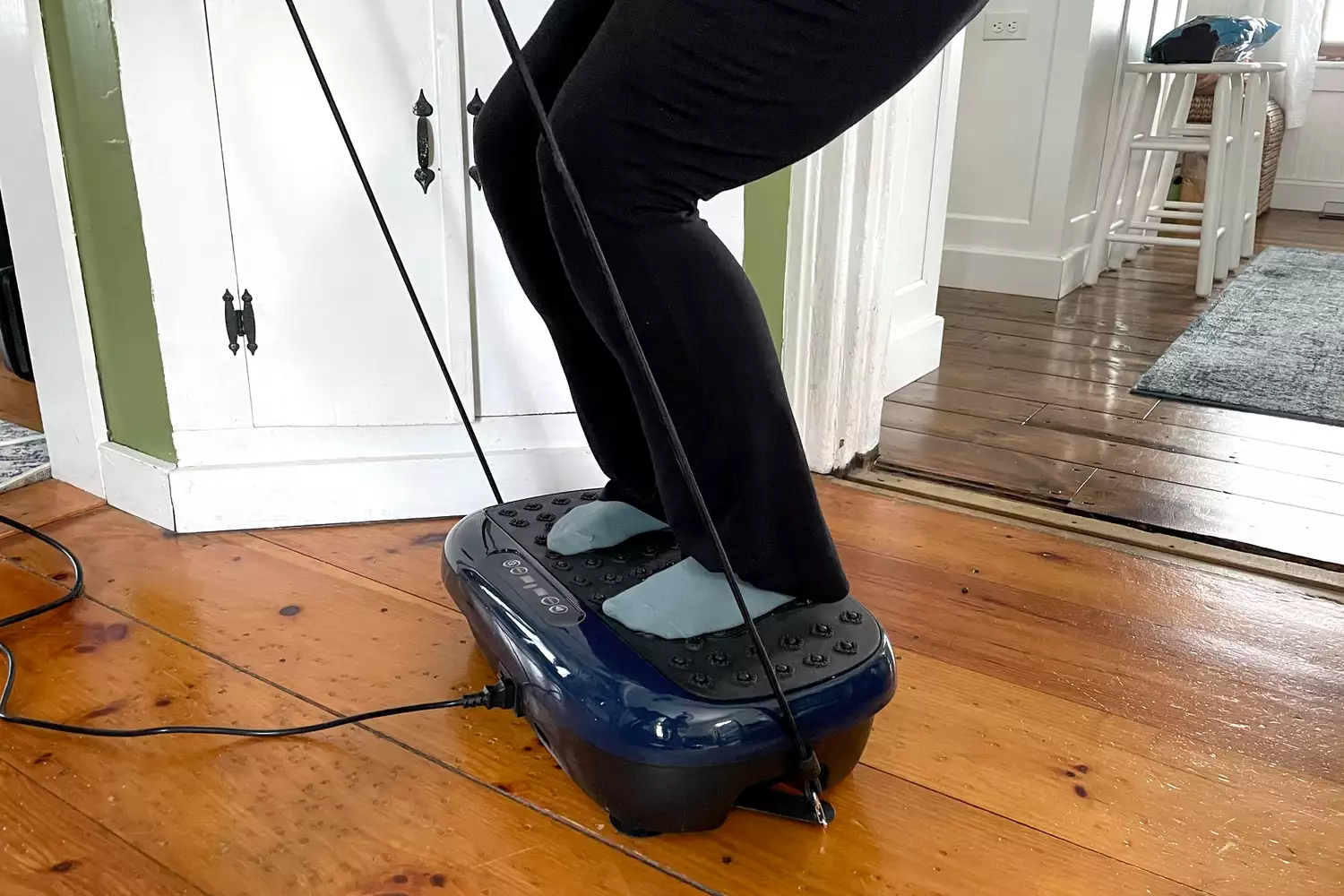 A person exercises on the LifePro HexaPlate Lite Vibration Plate