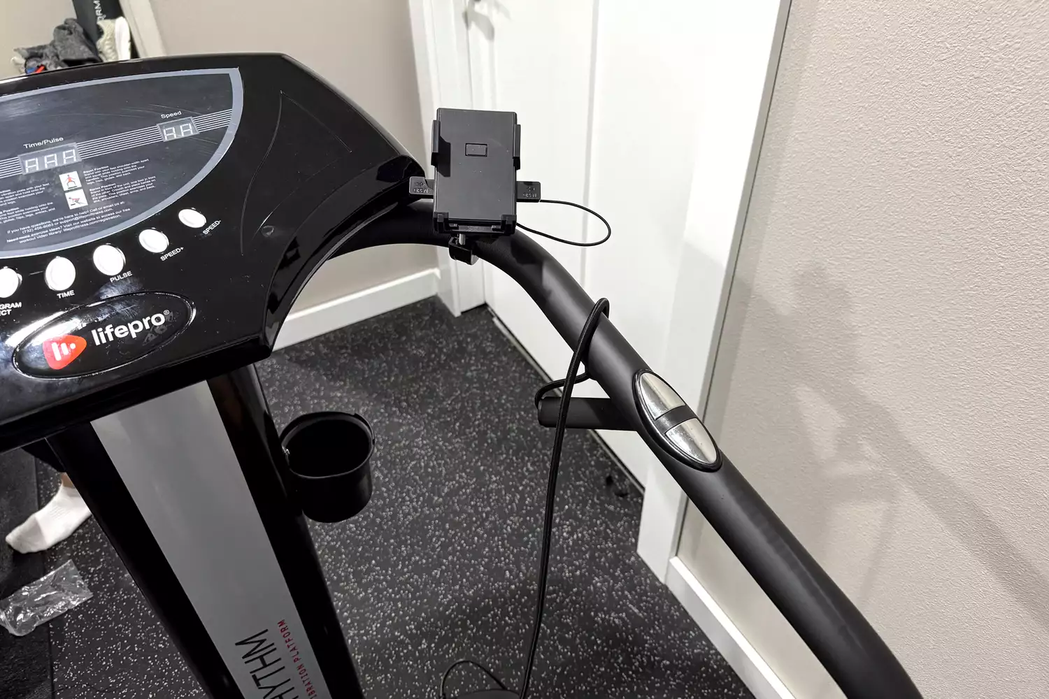 The side bars on the Lifepro Rhythm Vibration Plate
