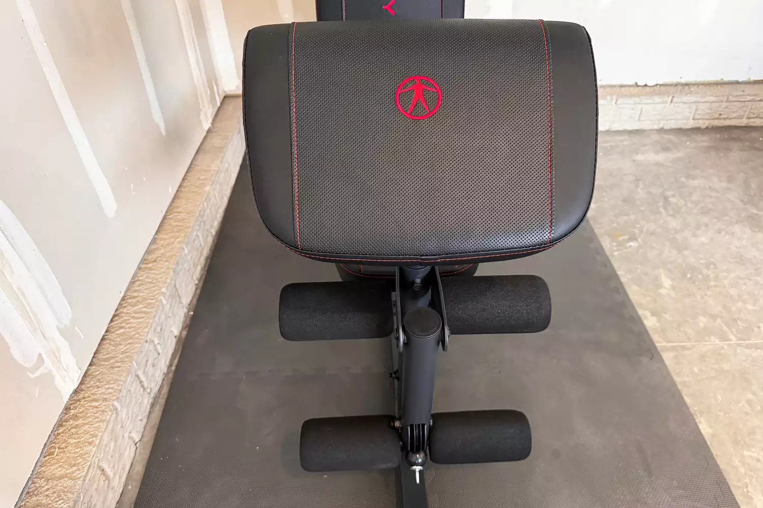 A close-up of the removable curl pad on the Marcy MWM-989 150 lb Stack Weight Home Gym