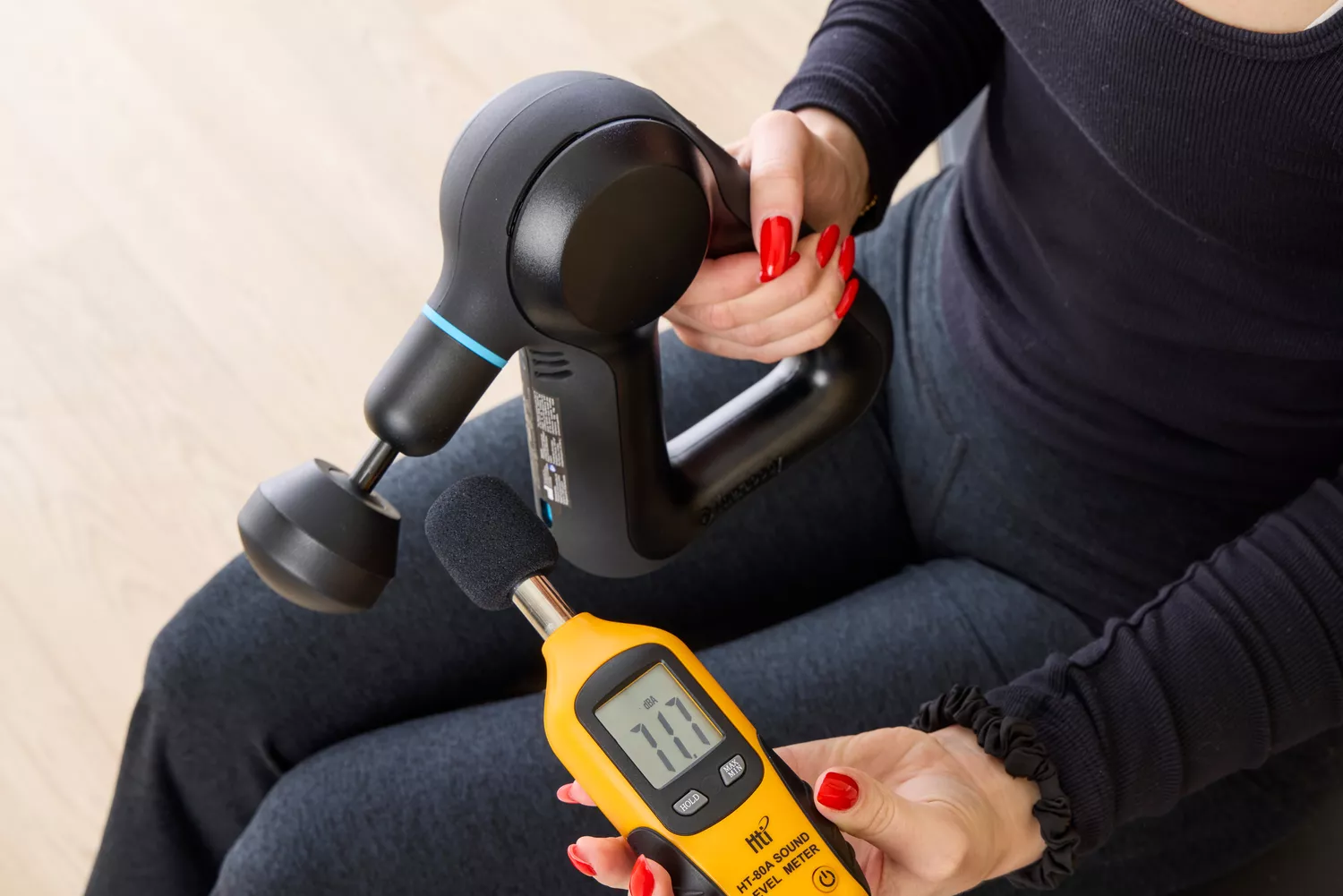 A person usign a sound reader on the Theragun Prime