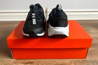 The toe and the heel of the Nike Pegasus EasyOn Women's Road Running Shoes