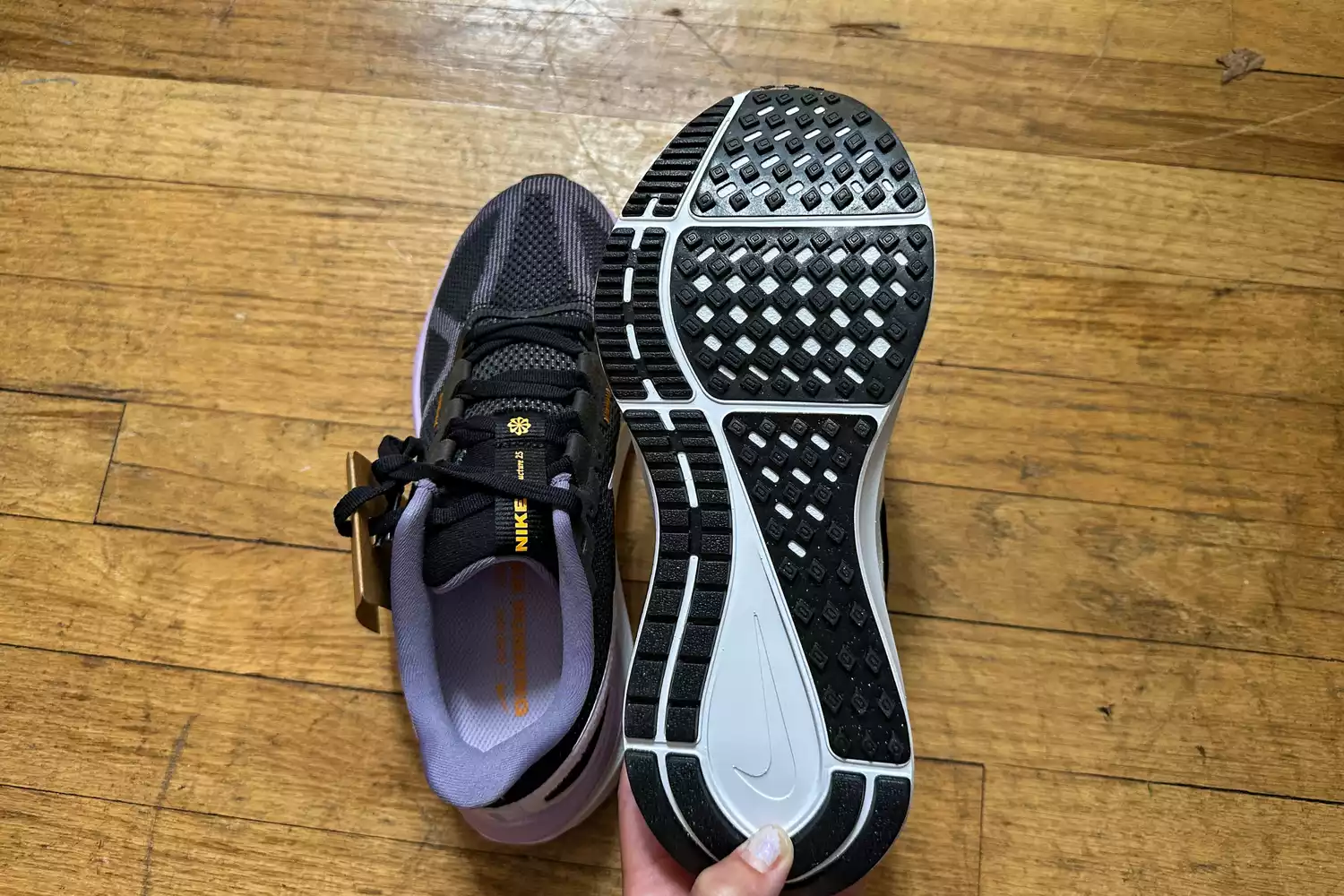 The top and bottom of the Nike Structure 25 Women's Road Running Shoes