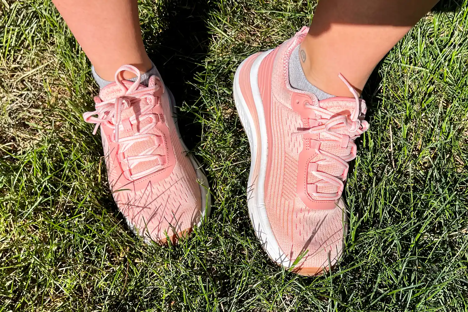 A person wears the Orthofeet Women's Relay Sneakers in grass
