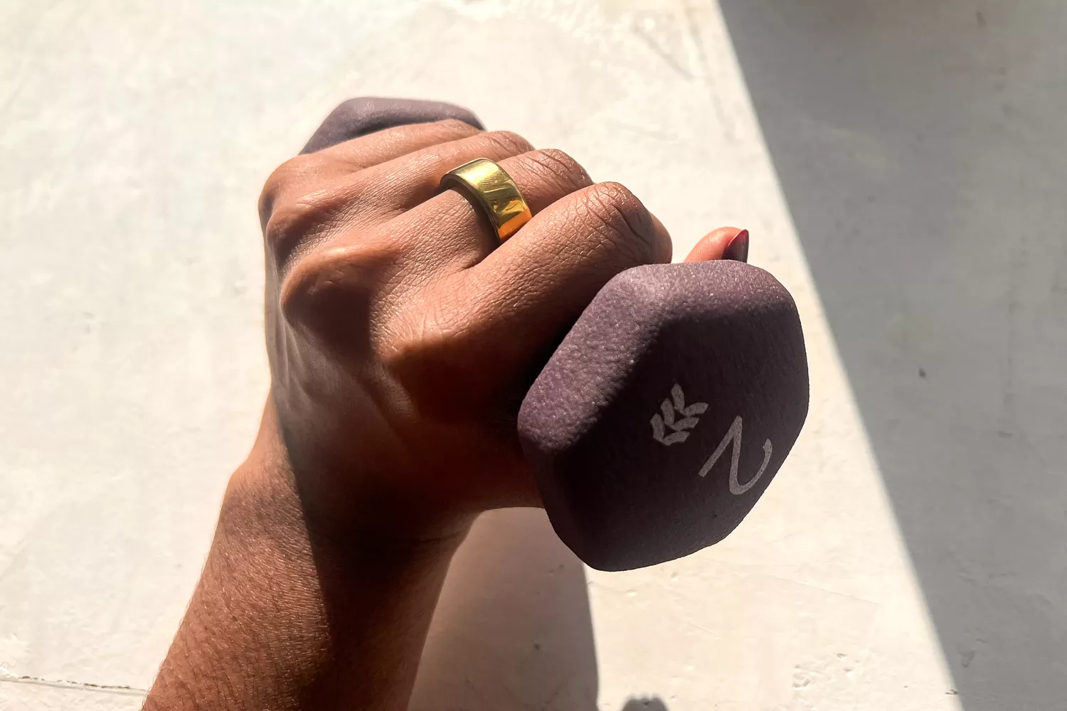 A person wears the Oura Ring 4 while weight lifting