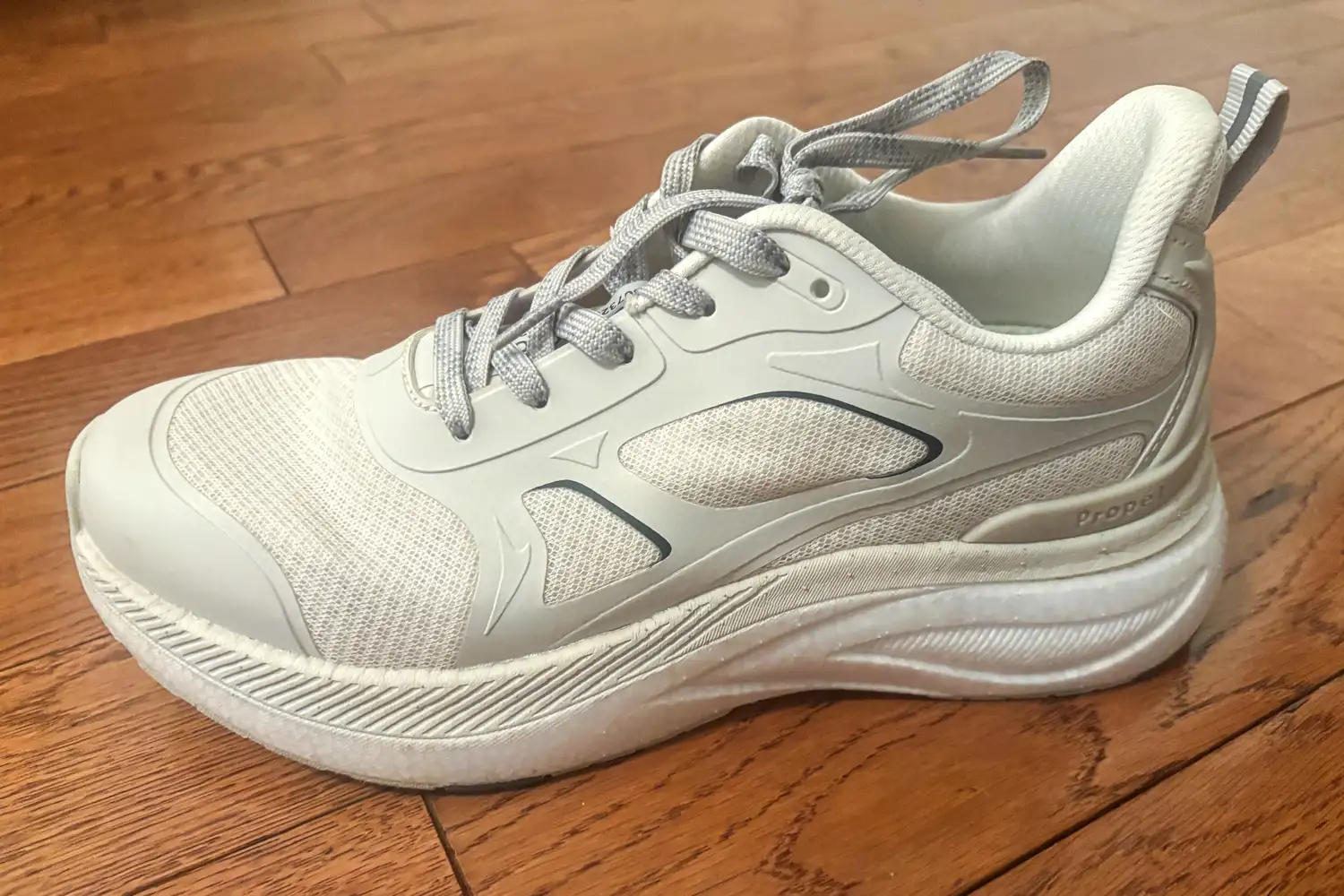 A side view of the Propét DuroCloud 392 Women's Sneaker