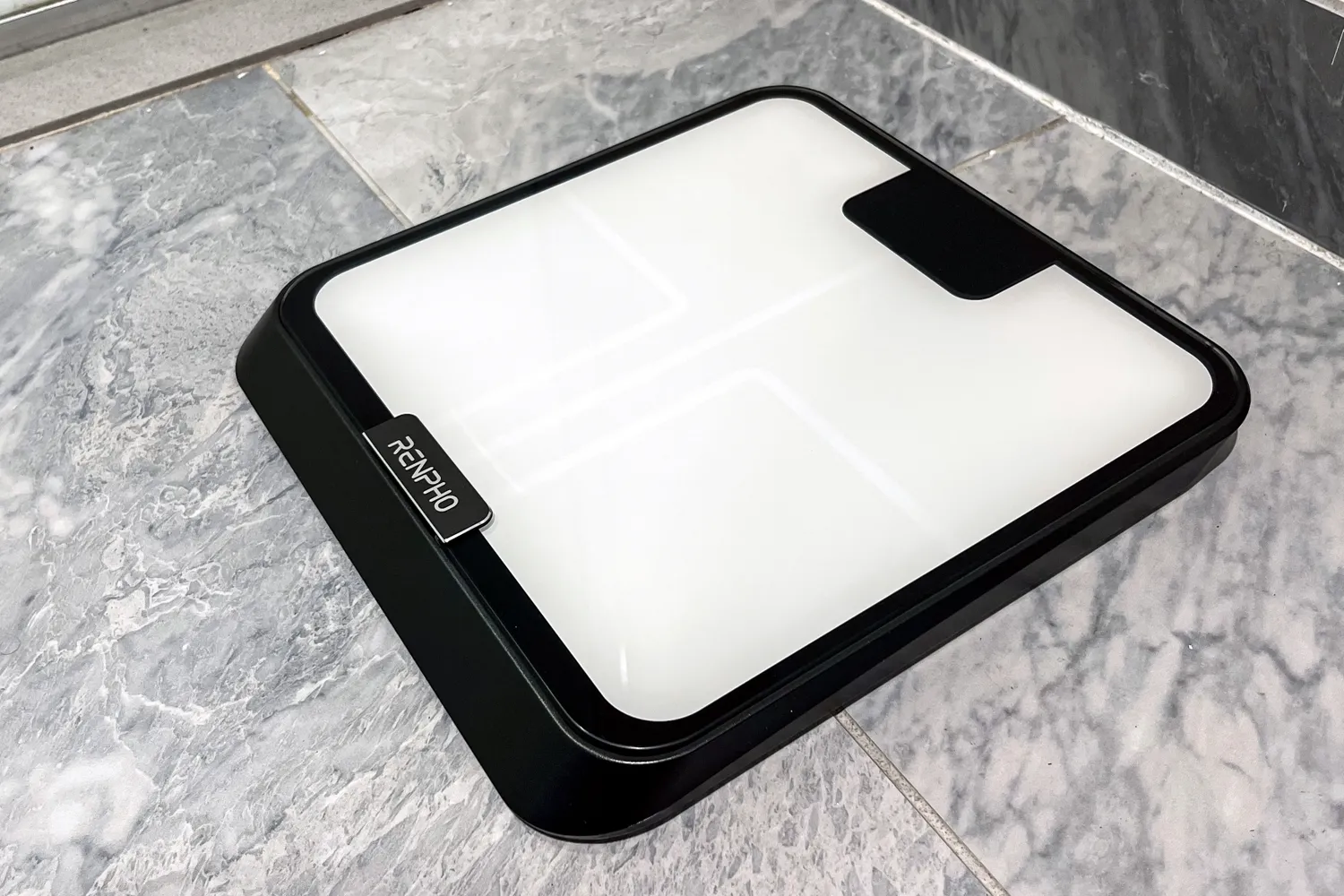 The Renpho R-MSB02 Elis Chroma Aspire Smart Scale on a tile floor