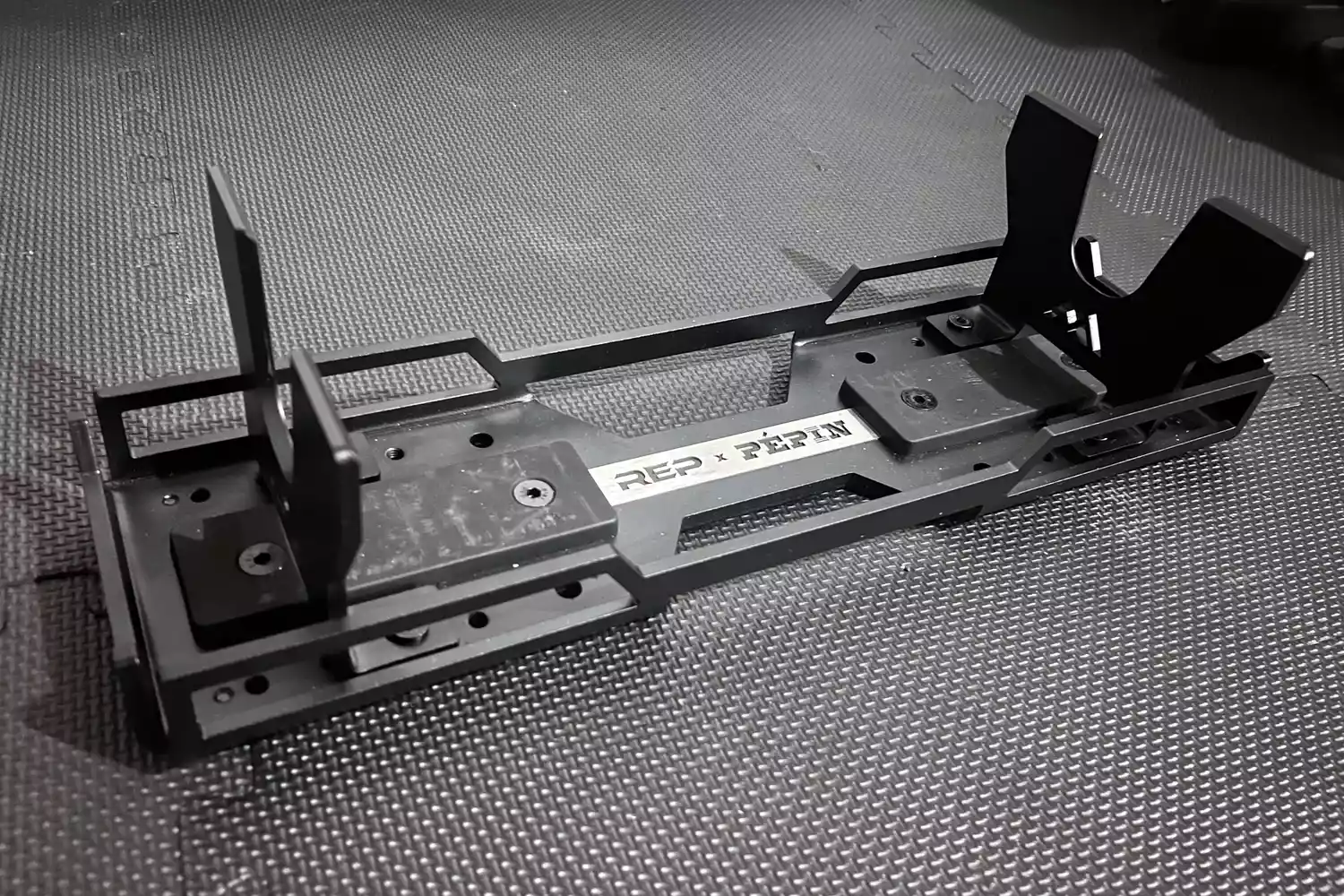 The base on the REP Fitness REP x PÉPIN FAST Series Adjustable Dumbbell