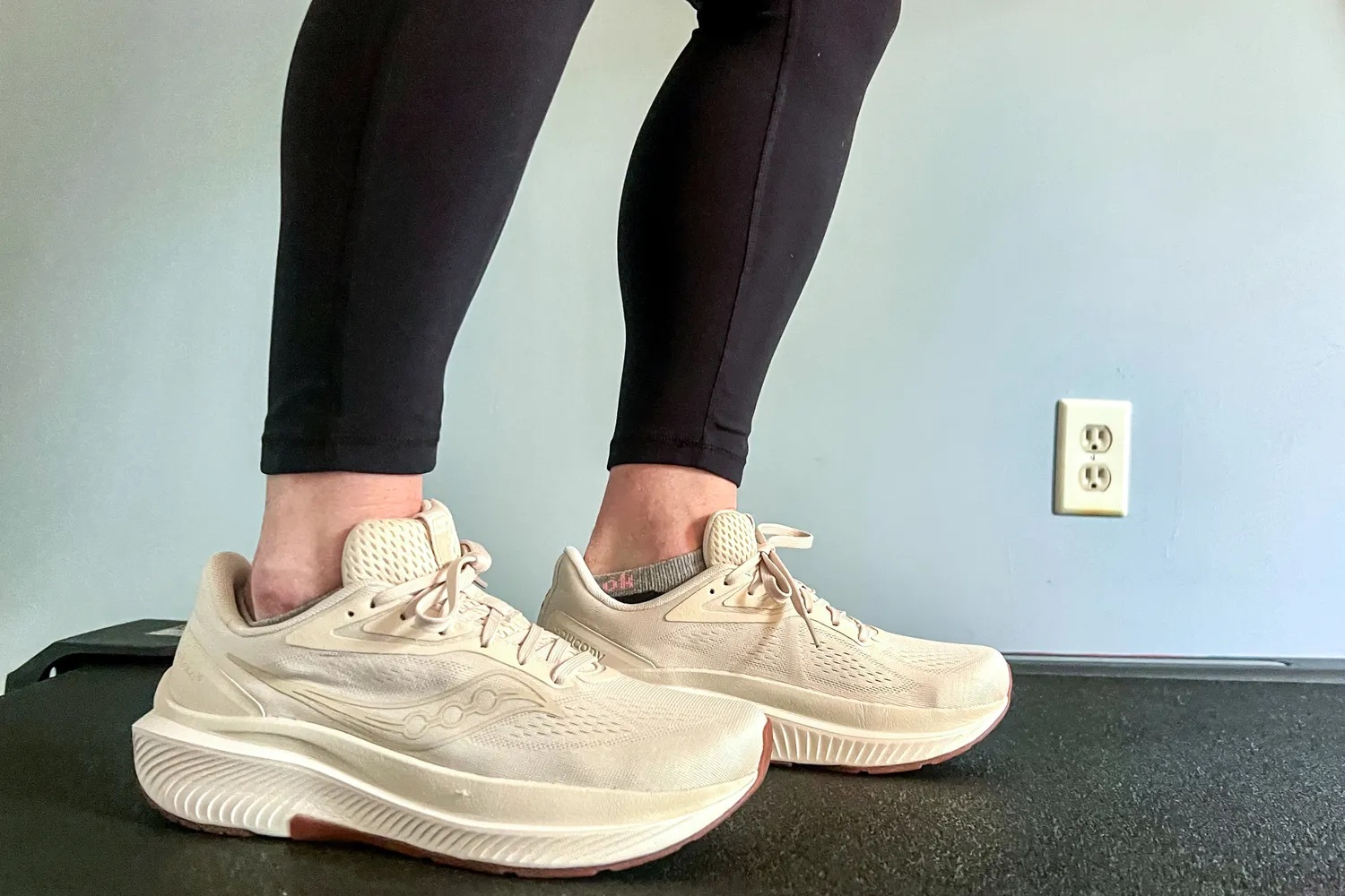 A side view of a pair of Saucony Women's Echelon 10 Running Shoes