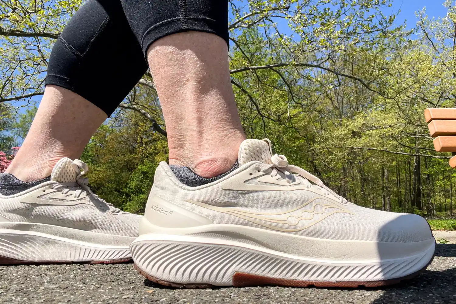 A side view of the Saucony Women's Echelon 10 Running Shoes