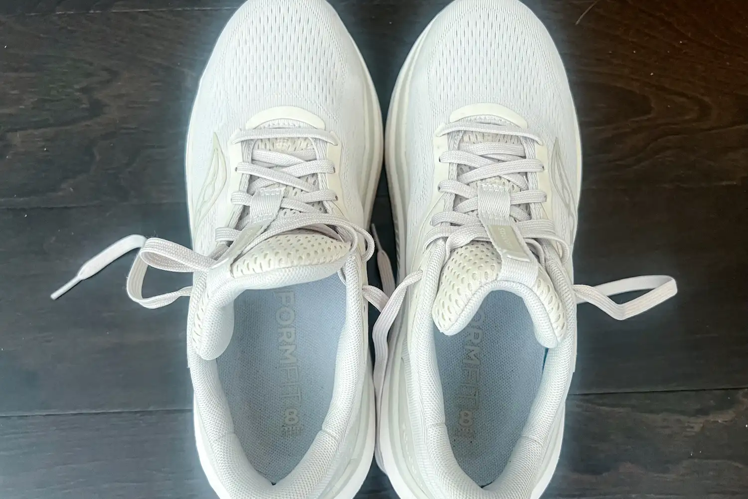 An overhead view of a pair of Saucony Women's Echelon 10 Running Shoes