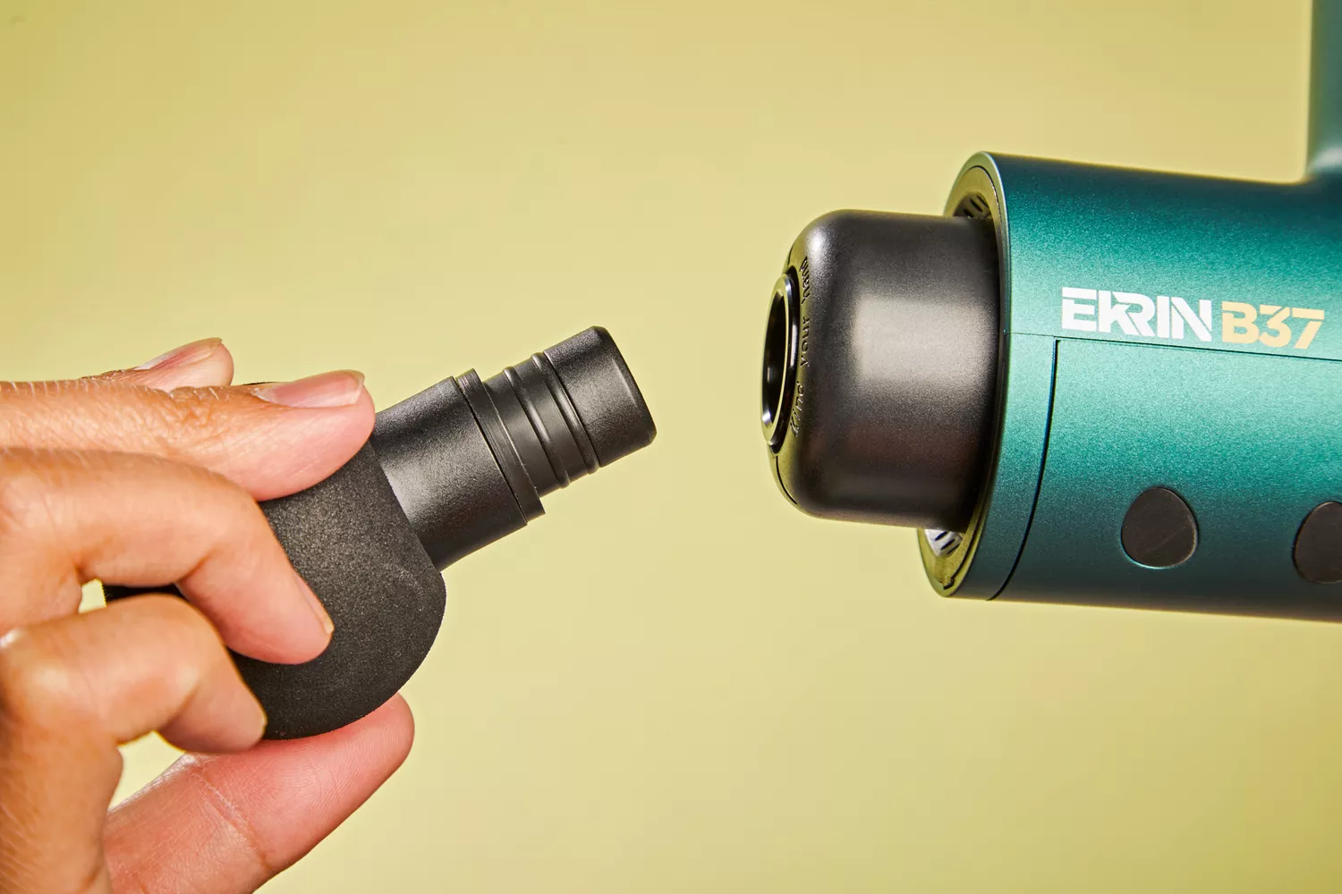 Person putting together Ekrin Athletics B37 Percussion Massager