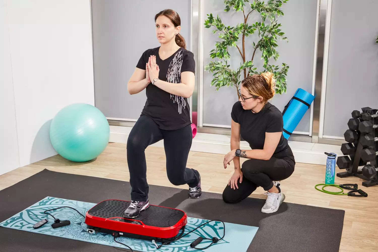 A person does lunges on the Hurtle Fitness Vibration Platform Machine