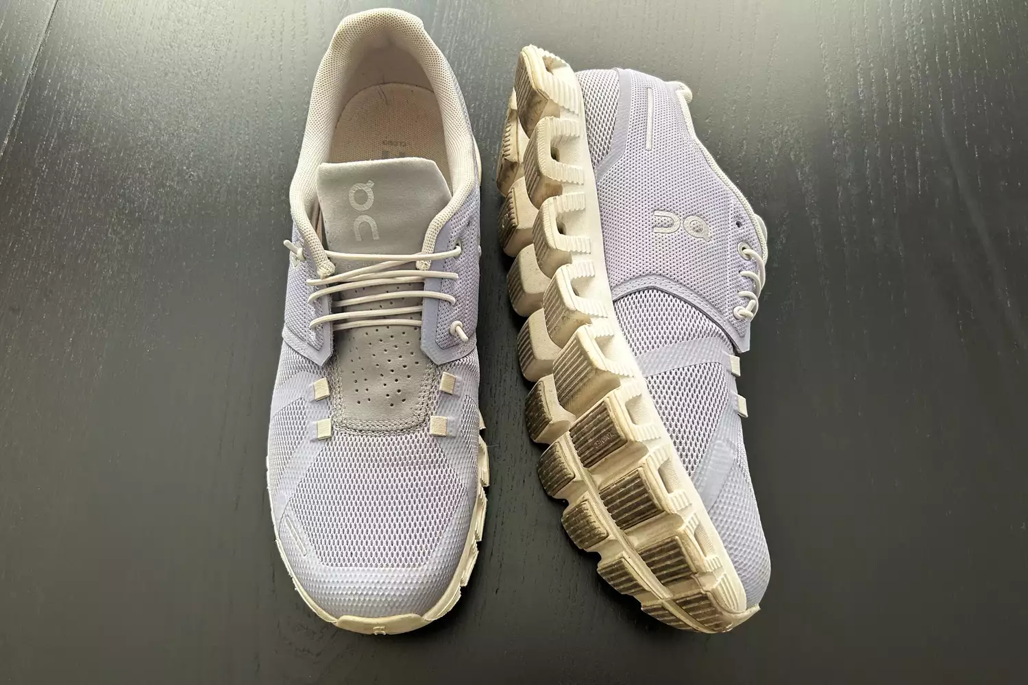 ON Cloud 5 Sneakers on black wood surface