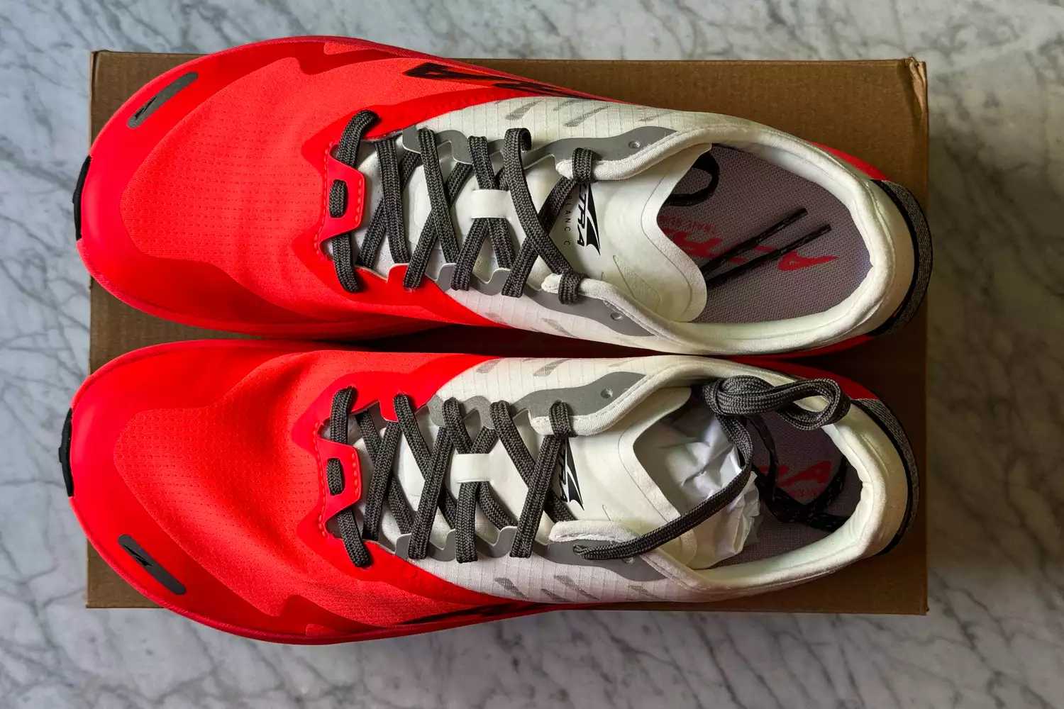 The arial-view of the Altra Running Mont Blanc Carbon Menâs Trail Running Shoes on top of their box