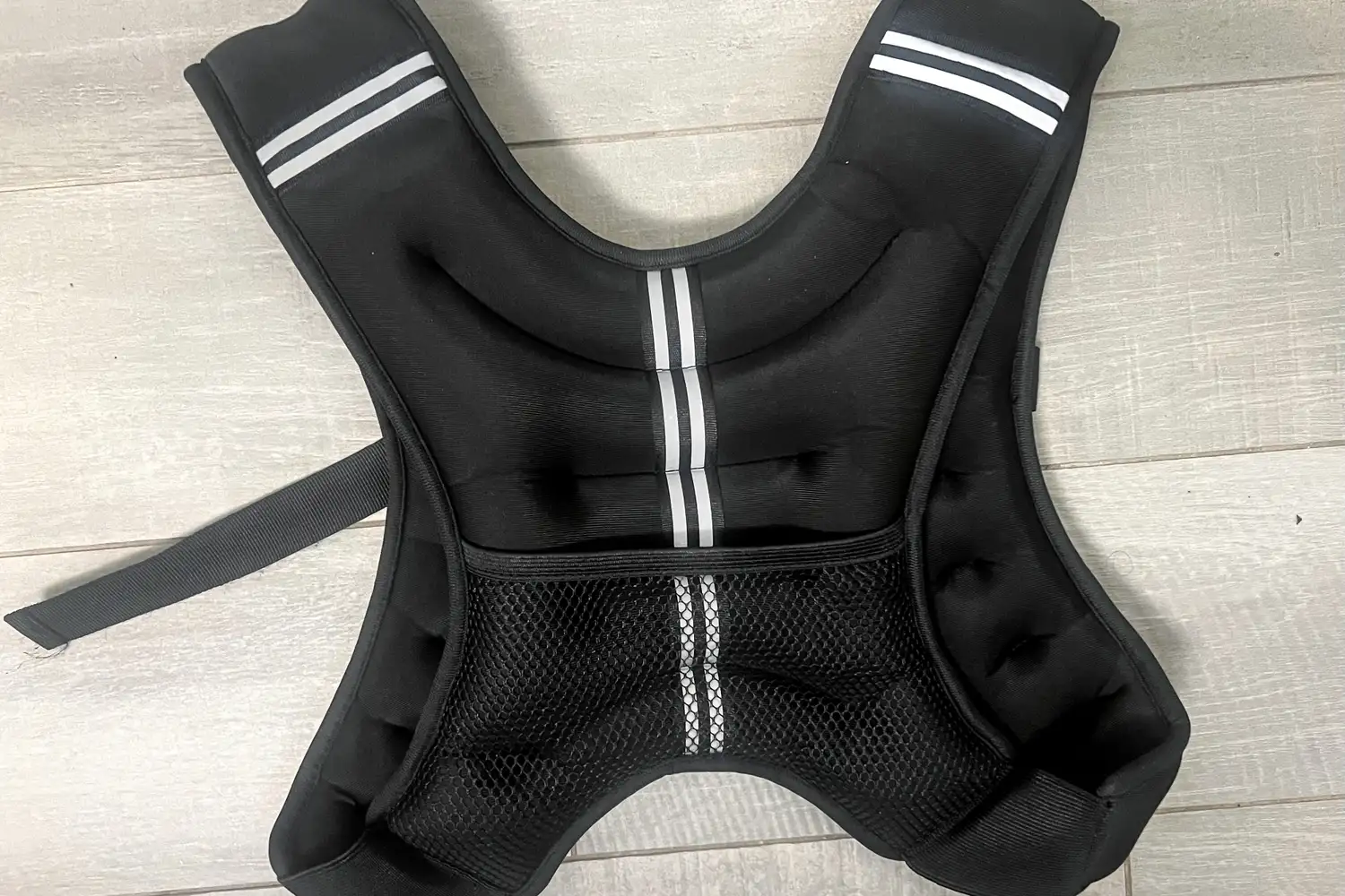 The mesh pocket on the back of the Zelus Weighted Vest